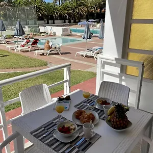Pretty Pool View Apartment